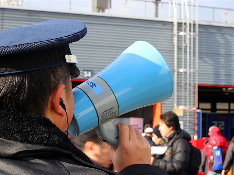 イベント会場で誘導する警備スタッフ